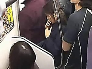 イノセントティーンは、電車の中でオーガズムに模索しました