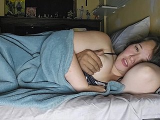 ابنة الزوجة تتسلل إلى مكان زوجة الأب على أمل أن يمارس معها زوج الأم الجنس دون أن يلاحظ