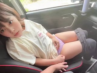Một cặp đôi không chịu được mùi chua của cô sau khi cô làm việc bán thời gian và quan hệ tình dục trong xe.