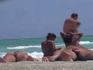 Kamera voyeur menangkap vagina Asia di pantai telanjang