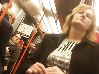 Upskirt volwassen vrouw with de trein
