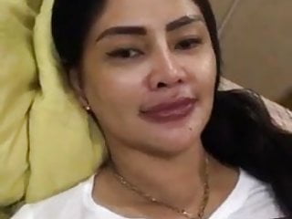 Indonesiana MILF scuro con i capezzoli vedere attraverso