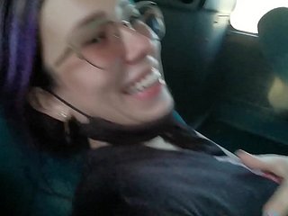 在公共巴士上口交和射精