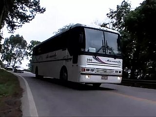 कामुक लैटिनाओं को बस में समूह सेक्स में धकेला गया
