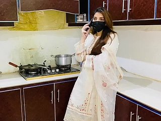 میرے ککولڈ شوہر کو یہ احساس نہیں ہے کہ میں اس کے دوست کے ساتھ چدائی کر رہا ہوں۔