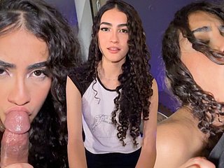 تسجل فتاة لاتينية جميلة تبلغ من العمر 18 عامًا شريطها الجنسي الأول بتوتر لملفها الشخصي.