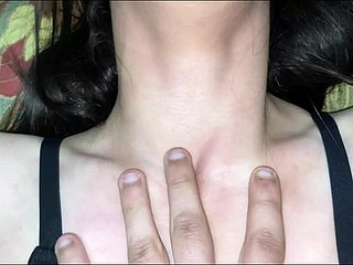 एक खूबसूरत मोरक्को लड़की अपने साथी को खीरे से चोदने दे रही है