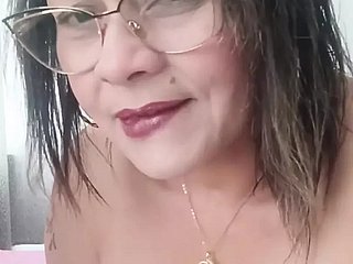 Hete volwassen vrouw laat zien plow je een anale plug gebruikt en masturbeert met een grote dildo