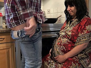 Une belle-mère gravid trompe son beau-fils tear-drop que son mari est au travail