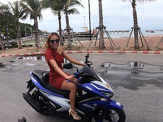 Bạn gái Thái Lan đi xe máy và quan hệ tình dục tại nhà