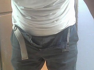 Homem masculino goza no depósito hack escritório e no chuveiro