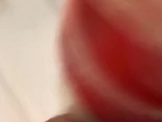 इस साहसी हसीना के अनोखे आत्म-संतोष के अनुभव को महसूस करें। देखें कैसे वह एक उभरी हुई बोतल के ढक्कन पर कंडोम चढ़ाती है, फिर उसे अपनी उत्तेजित क्लिटोरिस पर कसकर दबाती है, जिससे प्लास्टिक और त्वचा के रगड़ने की एक अनोखी आवाज़ निकलती है। अपने पैर चौड़े करके, वह उभरी हुई सतह को गोलाकार गति में रगड़ती है, और ASMR माइक उसकी बढ़ती उत्तेजना की हर गीली, चिकनी आवाज़ को रिकॉर्ड कर लेता है। उभरी हुई धारियाँ उसकी संवेदनशील नसों को उत्तेजित करती हैं, जिससे उसकी साँसें तेज़ हो जाती हैं और उसके कूल्हे उस खिलौने पर रगड़ खाते हैं। उत्तेजना बढ़ती जाती है और उसका पूरा शरीर आनंद से काँपने लगता है, उसके शरीर से रस बहने लगता है और वह क्लिटोरिस की इस रचनात्मक उत्तेजना से एक ज़बरदस्त चरम सुख का अनुभव करती है, और बोतल का ढक्कन अब उसकी स्त्रीत्व की चमक से जगमगा रहा है।