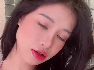 หญิงสาวผู้กล้าหาญเปลือยกายกลางแจ้ง เผยเรือนร่างอันไร้ที่ติให้โลกได้เห็น หน้าอกอวบอิ่มของเธอกระเพื่อมอย่างอิสระขณะที่เธอเดินอย่างมั่นใจ ไม่รู้สึกอับอายกับความเปลือยเปล่าของตัวเองเลย เธอหาสถานที่เงียบสงบแต่ยังคงมองเห็นได้ชัดเจนพอที่จะทำให้ตื่นเต้นกับความเสี่ยงที่จะถูกพบเห็น เธอแยกขาออกกว้าง เผยให้เห็นช่องคลอดที่เรียบเนียนเป็นประกายด้วยความเร้าอารมณ์ นิ้วของเธอสัมผัสคลิตอริสขณะที่เธอช่วยตัวเองอย่างเปิดเผย ส่งเสียงครางดังลั่นเมื่อคลื่นแห่งความสุขถาโถมเข้าสู่ร่างกาย ความตื่นเต้นจากการถูกมองทำให้เธอคลั่งไคล้ หัวนมของเธอแข็งตัวเป็นประกายราวกับเพชร ขณะที่เธอพาตัวเองไปสู่จุดสุดยอดที่ทำให้เธอตัวสั่นและหายใจไม่ออก