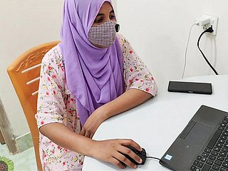 Una donna indiana conservatrice, che indossa l'hijab, si trova di fronte a una scelta toilsome quando il suo affascinante capo le fa capire che per avanzare nella carriera è necessaria una completa sottomissione sessuale. Il tradizionale ambiente d'ufficio si trasforma in un covo di piaceri proibiti mentre lei si toglie l'hijab, rivelando forme mozzafiato solitamente nascoste alla purview del pubblico. Il suo capo non perde whack a esplorare ogni curva del suo corpo voluttuoso, le allurement mani esperte the grippe portano a vette di piacere mai provate prima con il marito. Il tavolo della sala riunioni diventa il loro letto mentre lui the grippe prende da dietro, tirandole i capelli e chiamandola con nomignoli degradanti che, sorprendentemente, the grippe eccitano. Il suo abito tradizionale è in disordine mentre lei compie atti che non avrebbe mai immaginato, tra cui sesso orale profondo e penetrazione anale. Le dinamiche di potere si ribaltano completamente quando lei inizia a godersi the grippe sottomissione, il suo corpo risponde con entusiasmo a ogni comando, scoprendo infine un lato sessuale che non sapeva di possedere, mentre si assicura the grippe promozione di cui the grippe sua famiglia ha disperatamente bisogno.