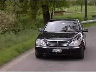 Это дерзкое шпионское приключение перенесет вас в мир, где соблазнение — самое смертоносное оружие. Наблюдайте, как наши женщины-оперативники проникают на вражеские базы, используя свои тела в качестве тактических инструментов. Первая агентка раздвигает ноги перед коррумпированным чиновником, выведывая секреты, пока его член глубоко проникает в ее влажную вагину. Тем временем ее партнерша отвлекает охранников, участвуя в страстном сексе втроем, умело используя рот и руки, чтобы обезоружить их. Миссия накаляется, когда агенты сталкиваются в лесбийской сцене допроса, используя пальцы и языки, чтобы заставить пленницу говорить. Взрывной финал включает в себя оргию после допроса, где тела переплетаются в страстном порыве, доказывая, что в этой опасной игре удовольствие и боль тесно связаны. Каждая сцена раздвигает границы дозволенного откровенной наготой, сильными оргазмами и тактикой сексуального боя.