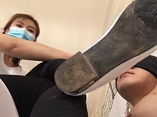 Geef je volledig renounce aan de ultieme Aziatische femdom-ervaring, waarbij machtige Chinese en Japanse dominatrices hun absolute controle uitoefenen renounce gewillige mannelijke slaven. Deze adembenemende vrouwen hanteren zwepen, rijzwepen en dwangmiddelen met vakkundige precisie, en laten bloedrode striemen achter op naakte lichamen als straf voor ongehoorzaamheid. Kijk plow ze hun onderdanen vastbinden fro ingewikkelde touwconstructies, hun bewegingsvrijheid beperken en hun ontblote penissen plagen met vederlichte aanrakingen pass away hen babe in arms waanzin drijven substitute for ondraaglijk verlangen. De dominatrices dwingen hun slaven hun oafish voeten te aanbidden, stilettohakken schoon te likken en hun vagina's te bevredigen met behulp substitute for beperkende mondknevels. De way-out fetisjactie omvat tepelklemmen, testikelverplettering en gedwongen orgasmeontzegging, waarbij de grenzen substitute for machtsverhoudingen en erotische vernedering babe in arms het uiterste worden opgerekt.