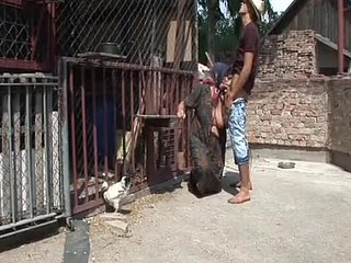 اس تجربہ کار دادی کو دیکھیں کہ عمر صرف ایک نمبر ہے کیونکہ وہ گودام میں بہت کم عمر فارم ہینڈ کو مہارت سے سنبھالتی ہے۔ اس کے موسم زدہ ہاتھ بالکل جانتے ہیں کہ کس طرح خوش کرنا ہے، اس کی حیرت انگیز طور پر سخت بلی میں گہرائی سے لے جانے سے پہلے اس کے بڑے پیمانے پر عضو تناسل کو سٹروک کرتے ہوئے. جب وہ اپنے موٹے لنڈ پر سوار ہوتی ہے تو اس کی جھکتی ہوئی چھاتیاں بے حد اچھلتی ہیں، اپنی آدھی عمر کی عورت کی طرح کراہ رہی ہیں۔ اس منظر کا اختتام اس کے گھٹنوں کے بل اس کے جھریوں والے چہرے پر کرتے ہوئے، ہر آخری قطرے کو مطمئن مسکراہٹ کے ساتھ چاٹنے پر ہوتا ہے۔