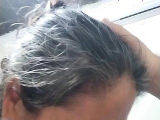 Wanita tua yang penuh nafsu ini tak membuang waktu untuk meraih ereksi yang keras. Ia segera berlutut, melingkarkan bibir keriputnya di sekitar batang penis yang tebal dan menghisapnya dengan penuh gairah. Lidahnya yang lincah melakukan trik-trik indah pada skrotumnya sementara ia memanipulasi batang penis dengan tangan yang terampil. Setelah menerima kenikmatan vocalized timbal balik, wanita paruh baya yang rakus ini mengambil posisi membungkuk, menawarkan bokongnya yang matang untuk penetrasi anal yang kuat. Jeritan penuh gairahnya bergema di seluruh ruangan saat wanita berpengalaman ini menerima setiap inci, menunjukkan bahwa hasrat birahi meningkat seiring bertambahnya usia.