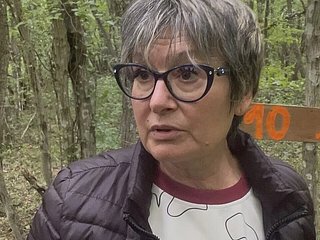 清晨的露珠在草叶上闪闪发光，O夫人牵着她赤裸的奴隶来到一处僻静的林间空地。她的皮靴陷进松软的泥土里，她命令他摆出越来越屈辱的姿势，倚靠在古树和饱经风霜的公园长椅上。随着她一次次用力地插入，他的呻吟声在森林中回荡，与鸟鸣声交织在一起，她用越来越大的器具撑开他紧致的穴口。户外的环境放大了每一种感觉——凉爽的微风拂过裸露的肌肤，粗糙的树皮摩擦着敏感的皮肤，被发现的风险为他们之间的权力交换增添了令人愉悦的肾上腺素，她正在训练他如何在户外臣服。