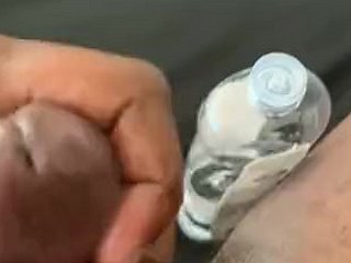 A luz preguiçosa do sol da tarde entra pelas persianas enquanto uma mão envolve firmemente o pênis grosso e ereto. Com toques precisos, inicia-se o celebratory da tarde, que culmina em um frenesi de prazer. Os dedos acariciam habilmente a glande sensível enquanto a outra mão envolve os testículos pesados, alternando entre carícias suaves e apertos firmes. O movimento rítmico se intensifica à medida que a respiração falha, os músculos se tensionam conforme a excitação se aproxima do clímax, prontos para liberar a satisfação da tarde em jatos poderosos pelo peito.