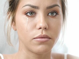 Người đẹp Latinh tuyệt vọng Alina Lopez chấp nhận một phác đồ hỗ trợ sinh sản thử nghiệm thách thức các quy tắc y học. Các chuyên gia kích thích hệ thống sinh sản của cô một cách có hệ thống thông qua các thủ thuật thân mật không chính thống. Những ngón tay đeo găng của họ thăm dò các vùng mềm mại của cô, thao tác cổ tử cung với độ chính xác lâm sàng đến mức gần như xâm phạm tình dục. Cơ thể màu mỡ của Alina phản ứng một cách vô thức khi buồng trứng của cô được kích thích trực tiếp. Cô dang rộng chân trên bàn khám trong khi các dụng cụ khám phá những vùng sâu trước đây chỉ dành cho những người yêu nhau. Các buổi trị liệu làm mờ ranh giới giữa chữa lành và xâm phạm khi các mô nhạy cảm của cô sưng lên vì máu và sự mong chờ. Mỗi thủ thuật đều đẩy ranh giới đạo đức trong khi đưa cô đến gần hơn với việc thụ thai mà cô khao khát mãnh liệt, khiến cô vừa thỏa mãn về mặt y tế vừa mâu thuẫn về mặt cảm xúc.