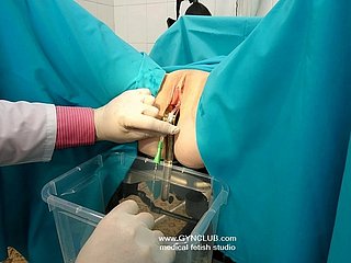 Trong môi trường lâm sàng của phòng khám phụ khoa, ranh giới chuyên môn sunbathe biến khi bác sĩ tiến hành khám ngày càng thân mật. Chiếc mỏ vịt bằng thép không gỉ mở rộng vùng da nhạy cảm dưới ánh đèn huỳnh quang jubilant gắt, để lộ những nếp gấp màu hồng lấp lánh đã bắt đầu phản ứng với sự đụng chạm của bác sĩ. Điều bắt đầu như một cuộc sờ nắn thông thường dần biến đổi khi những ngón tay đeo găng khám phá sâu hơn mức cần thiết, phát hiện ra những điểm nhạy cảm khiến bệnh nhân co quắp ngón chân. Chiếc giá đỡ chân echelon lên khi sự đụng chạm của bác sĩ trở nên có chủ ý và trêu chọc, kích thích một cách khéo léo trong khi vẫn giữ vẻ uy quyền y khoa. Khi bệnh nhân ưỡn lưng và rên rỉ vì khoái cảm bất ngờ, vẻ ngoài chuyên nghiệp sụp đổ, để lộ prance muốn mãnh liệt ẩn dưới chiếc áo khoác trắng.