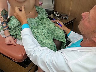 著名な乳腺専門医であるスカーレット・ジョンソン医師は、緊張した患者に高度な検査技術を実演します。スカーレットの熟練した指は、慎重な動きで乳輪の周りを円を描くようになぞり、乳首をつまんで感度をテストし、表面下の疑わしいしこりがないかを確認します。彼女はプロフェッショナルな態度で、適切な自己検査の方法を実演しながら、特に敏感な部分に必要以上に時間をかけているため、明らかに興奮しています。スカーレットの温かい手のひらが乳房組織に深く押し付けられ、臨床評価の合間に親指で硬くなった乳首を愛撫するように撫でると、患者の呼吸は速くなります。彼女がさまざまな体位と技術を実演し、定期的な検査の重要性を説明しながら、彼女の手が官能的な正確さで乳房のあらゆる部分を探る様子をご覧ください。教育的なプレゼンテーションは、女性の解剖学を親密に探求するものへと変化し、クローズアップショットで検査プロセスのあらゆる詳細が明らかになります。