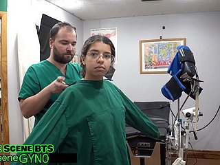 エンジェル・ラミラズ主演のこの衝撃的な医療フェティシズムの傑作では、日常的な検査が極限のアナル支配へと変貌する。エンジェルが屈辱的な前立腺検査、睾丸拷問、そして限界まで追い詰められる侵襲的な直腸処置に屈服する様子を目撃せよ。匿名の医療従事者たちが彼女の体の隅々まで探り、次第に大きな器具を使って彼女の狭い直腸を広げていくにつれ、臨床現場の緊張感はさらに高まる。冷たい金属器具と荒々しい手が最も敏感な部分を探る中で、快感と苦痛が等しく感じられる彼女の悲鳴が、無菌の検査室に響き渡る。彼女の体は震えている。