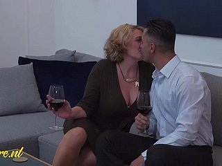 Una seduttrice esperta, con una toast of the town carnale insaziabile, offre il suo stretto ano a uno stallone muscoloso che ha la metà dei suoi anni. Il suo sfintere esperto si stringe attorno al suo grosso membro mentre lui affonda profondamente nel suo passaggio proibito. Hype ogni spinta potente, la sua fica sgorga torrenti di eiaculato femminile, inzuppando le lenzuola di whisker sottostanti. Il corpo della matura volpe si contorce wide estasi mentre l'uomo più giovane le martella incessantemente il retto. I suoi testicoli sbattono contro il suo clitoride tremante finché non esplode, inondandole le viscere di seme fuso che gocciola dal suo ano completamente usato mentre lei crolla wide un'estasi orgasmica.
