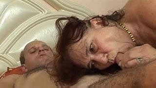 شعر الجدة يحصل على شعرها القيام به