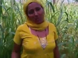 भारतीय पंजाबी महिला गड़बड़ खुले क्षेत्रों अमृतसर में