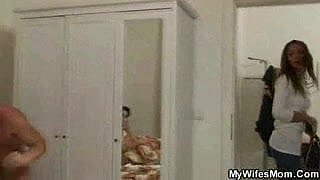 Dia melihat economize on dia menipu dengan ibu matang