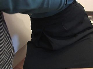 Subfusc mit einem Kragen bekommt ihre Klitoris mit Spielzeug gehänselt