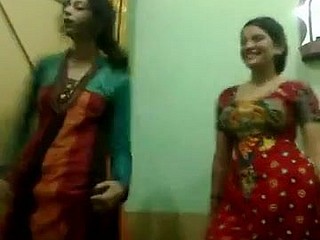 پاکستانی گرم نہیں آنٹیاں رقص کا لطف اٹھائیں