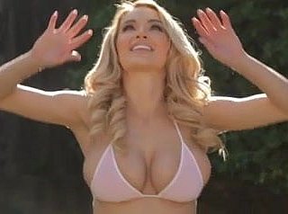 Wanita berdada alami seksi melakukan olahraga di slo-mo