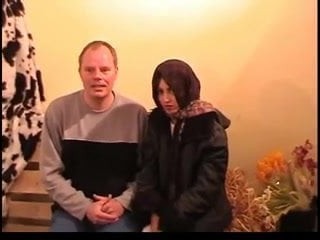 小柄モロッコ売春婦は、オランダの農家で犯されます