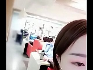 为了以后能在网吧直播居然色诱保安到值班室啪啪干完用口罩擦内射