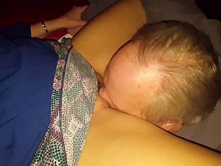 Cuck اور اور بیوی ایک دوسرے کے ساتھ Bullfriend چاٹنا