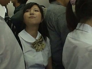 Spregiudicatezza Troia ragazza asiatica Handjobs cazzo di uno sconosciuto nel School