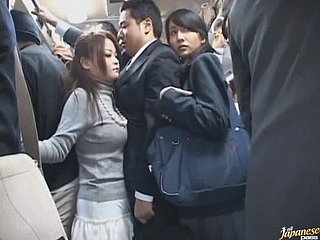 Méchant écolière asiatique Donner une fellation dans le motor coach Humming