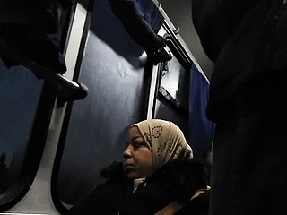 Femme ne peut pas arrêter de regarder bombement