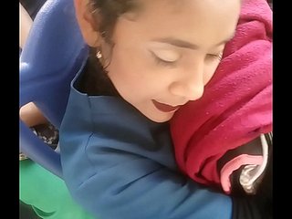 Estudiante Me mira el bulto y ni sabe Consent tocarlo
