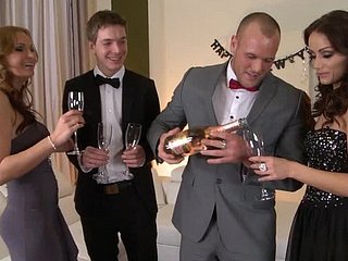 rendez-vous romantique a pris fin avec le sexe de groupe